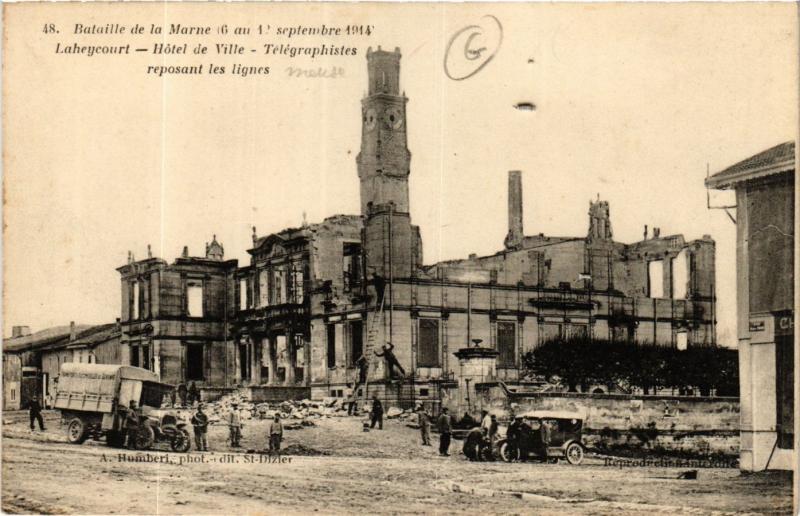 CPA LAHEYCOURT - Hotel de Ville - Télégraphistes reposant les lignes (432914)