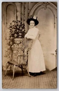 Linda cadeira de vime cartão postal RPPC linda mulher eduardiana chapéu floral G43-