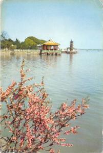 B74610 Li Yuan a garden on the shore of li lake  china