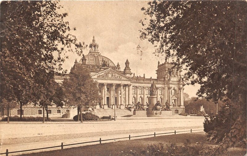 Lot322 berlin reichstagsgebaude mit bismarck denkmal  germany