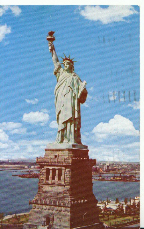 America Postcard - Statue of Liberty - New York Bay - TZ3644