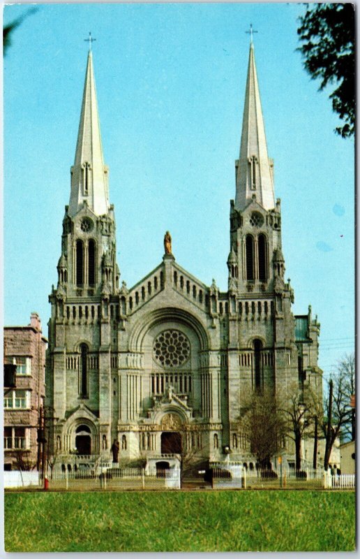 VINTAGE POSTCARD THE BASILICA OF SAINT ANNE DE BEAUPRE 30 KMS FROM QUEBEC CITY