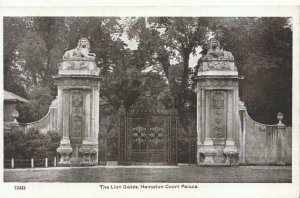 Middlesex Postcard - Hampton Court Palace -The Lion Gates - Ref TZ3969