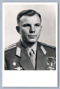 RUSSIAN FIRST ASTRONAUT YURII GAGARIN 1961 VINTAGE POSTCARD