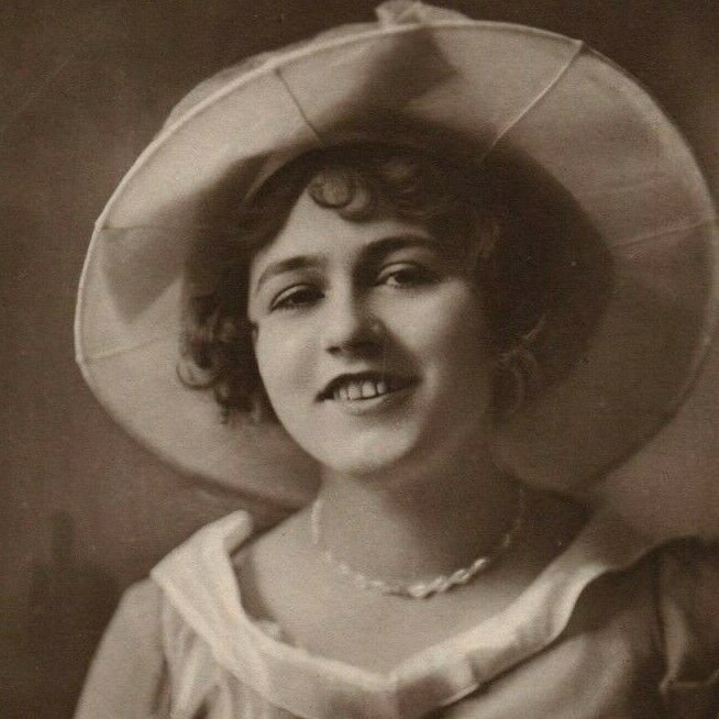 Hanni Weisse in Hat German Theater & Film Actress Vintage RPPC Unposted