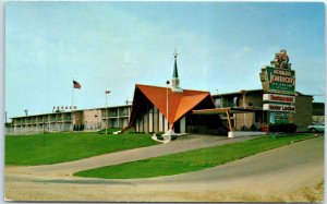 Postcard - Howard Johnson's Motor Lodge - Madison, Wisconsin 
