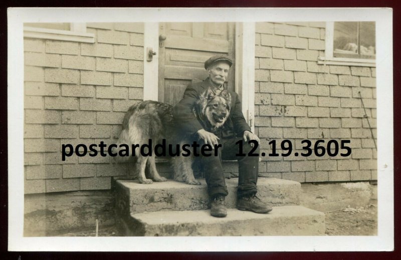 3605 - REAL PHOTO POSTCARD 1910s Old Man & his Dog