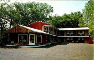 Bennington, VT Vermont  MID-TOWN MOTEL  Main Street Roadside  ca1950's Postcard