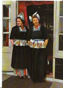 Netherlands Postcard - Volendam - Two Ladies in National Costume   AB1035