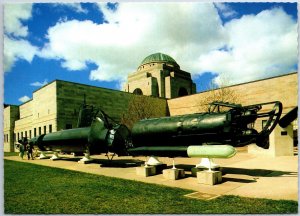 VINTAGE CONTINENTAL SIZED POSTCARD AUSTRALIAN WAR MEMORIAL AT CANBERRA A.C.T.