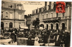 CPA AK VILLENEUVE-sur-LOT - Place de la Mairie un jour de Foire (210604)