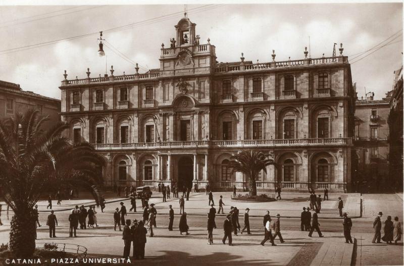 Italy - Catania piazza universita 01.30