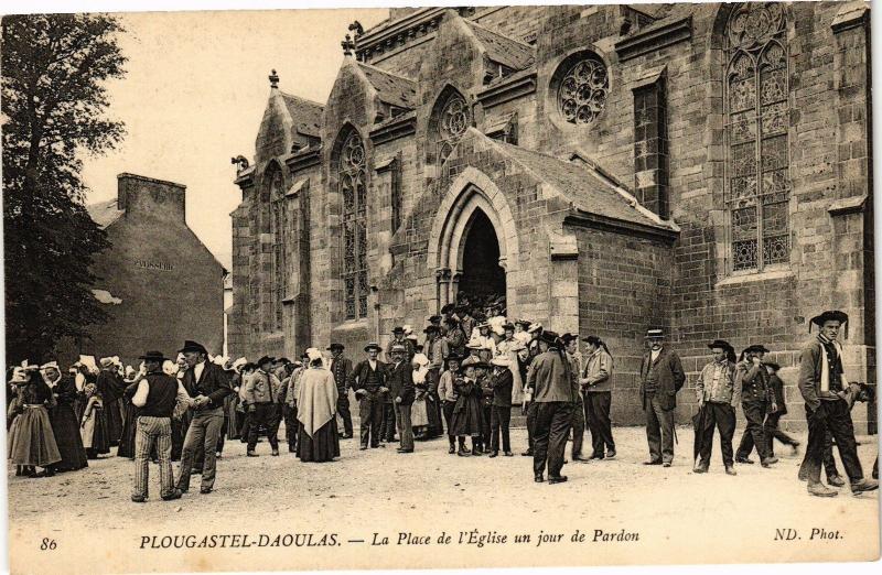 CPA PLOUGASTEL-DAOULAS - La Place de l'Église un jour de Pardon (206822)