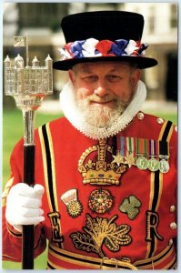 Postcard - Beefeaters at the Tower of London, England