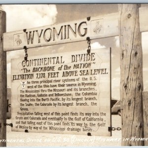 c1950s Continential Divide, Wyo. RPPC Sign US 30 Lincoln Hwy. Santiam Photo A199