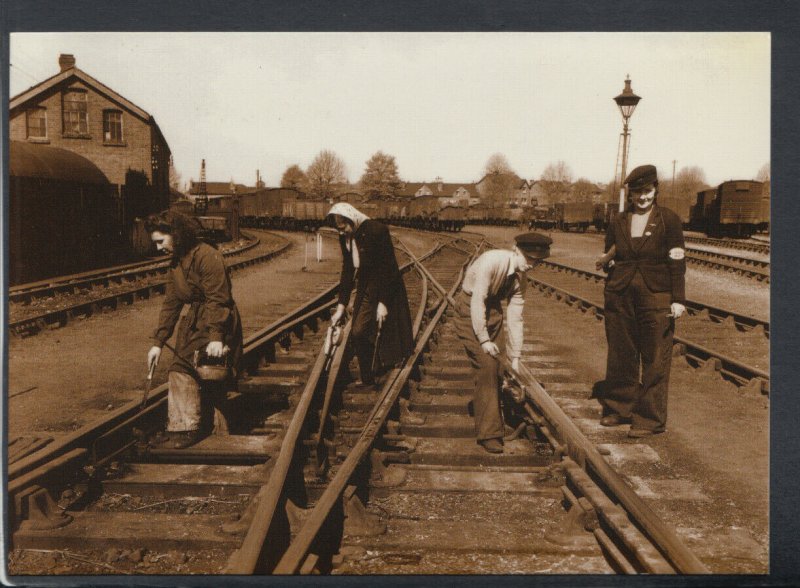 History Postcard - WW1 Women Maintaining The Railway Track, Wartime 1943- RR6843 