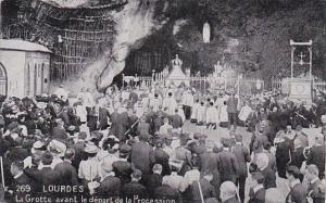 France Lourdes La Grotte avant le depart de la Procession