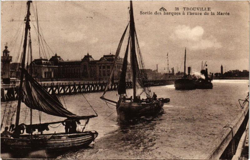 CPA TROUVILLE - Sortie des barques a lheure de la Marée (516465)