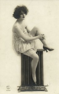 PC CPA RISQUE NUDE LADY IN NEGLIGEE ON PEDESTAL, REAL PHOTO POSTCARD (b6588)