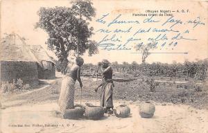 B91673 moyen niger africa femmes tirant de l eau Women drawing water