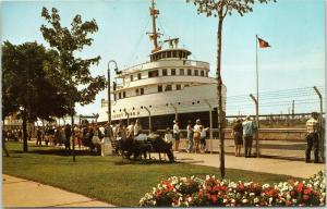 FreighterHenry Ford II in Soo Locks, Sault Ste Marie Michigan