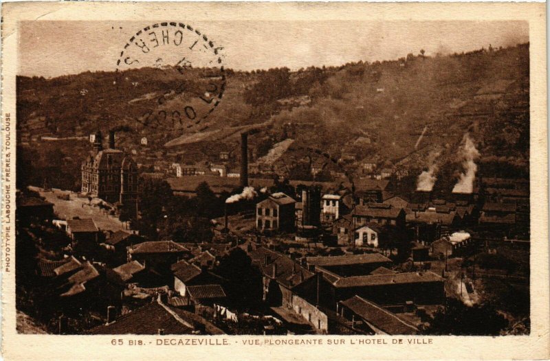 CPA DECAZEVILLE - Vue Plongeante sur L'Hotel de ville (113274)