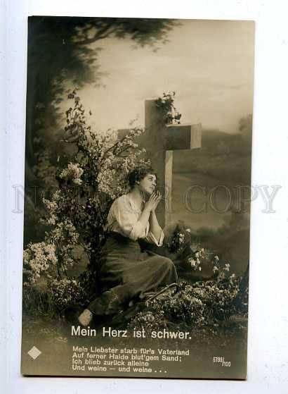 184006 WWI GERMANY Beauty mourns at the grave DEATH CROSS