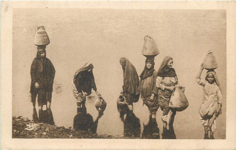Egypt women carrying water from the Nile