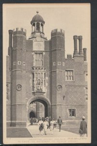 Middlesex Postcard - Hampton Court Palace, Gateway To Clock Court T3796