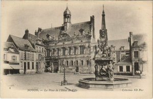 CPA NOYON - La Place de I'Hotel de Ville (130374)