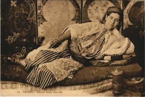 CPA AK TANGER Femme Arabe chez elle MAROC (24051)