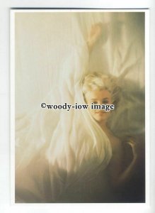 b3681 - Film Actress - Marilyn Monroe lying under Silk Sheets - modern postcard