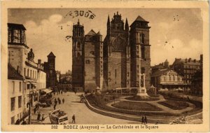CPA RODEZ - La Cathédrale et le Square (109487)