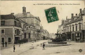 CPA NOGENT-le-ROTROU-Hotel de Ville et Rue Charonnerie (28647)