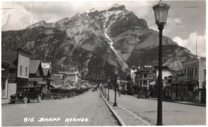 VINTAGE POSTCARD BANFF AVENUE TOWN OF BANFF ALBERTA CANADA 1930's MAILED 1943