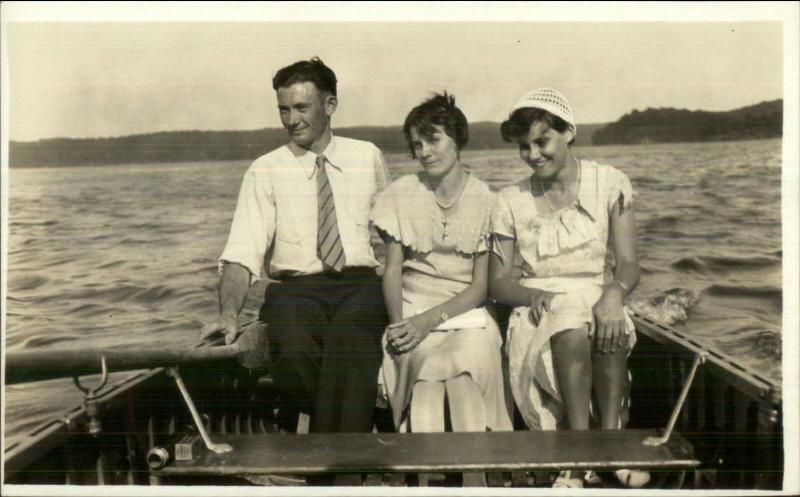 CRISP IMAGE Man w/ 2 Women in Rowboat Boat c1920s-30s Fashion RPPC