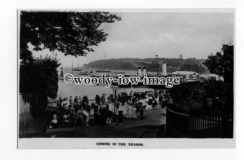 h1382 - Isle of Wight - Cowes - Paddle  Steamer from the Esplanade - Postcard
