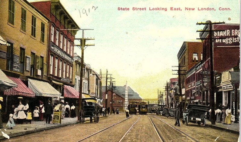 1912 NEW LONDON CONNECTICUT STATE STREET LOOKING EAST CIGARS DRUGS POSTCARD P440
