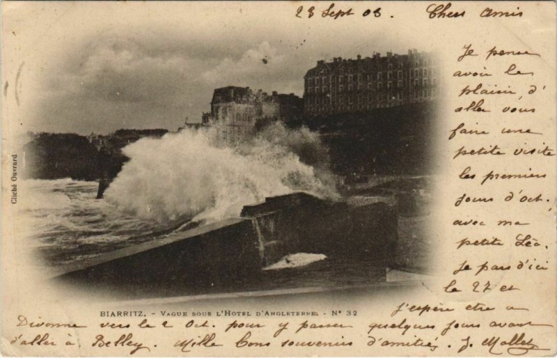 CPA Biarritz Vague sous l'Hotel d'Angleterre FRANCE (1126601)