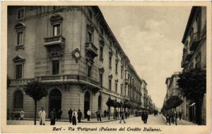 CPA AK BARI Via Puttgnani Palazzo del Credito Italiano. ITALY (531561)