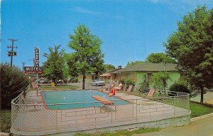 Knoxville Tennessee 1977 Postcard Freeway Motel Swimming Pool