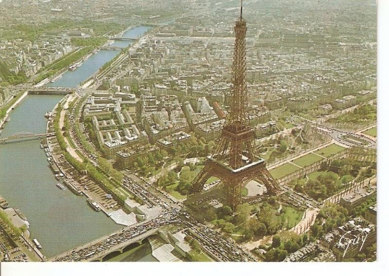 Postal 045518 : La Tour Eiffel et le Cmap-de-Mars. En Survolant Paris