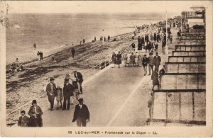 CPA Luc sur Mer Promenade sur la Digue (1233919)