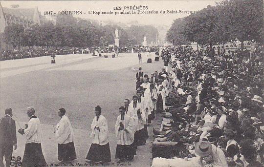 France Lourdes L'Esplanade pendant la Procession du Saint-Sacrament