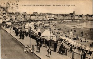 CPA Les SABLES-d'OLONNE - Le Remblai et la Plage (636830)