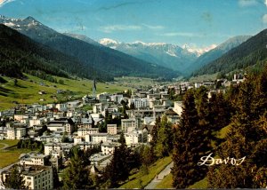 Switzerland Davos Mit Blick auf Hoehenpromenade Riner Horn Buehlenhorn und Ti...