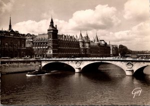 France Paris La Seine le pont au Change et le palais de Justice