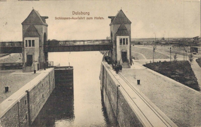 Germany Duisburg Schleusen Ausfahrt zum Hafen 03.04