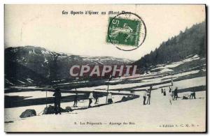 Old Postcard of Sports & # 39hiver Ski Mont Dore Preparations Adjusting skis