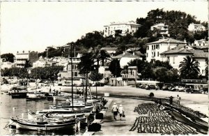 CPA Le LAVANDOU - Un coin du Port (106459)